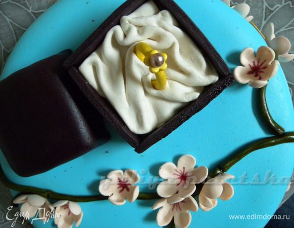 К колечку цепляем цветочек из мастики (тоже покрашенный) с бусинкой (сахарной). Наша главная достопримечательность :-)
