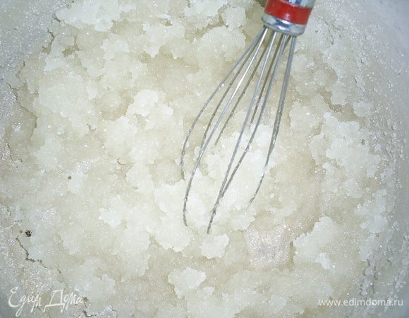 Масло перемешать с сахаром. В идеале, до полного растворения сахара, но мне терпения не хватило.