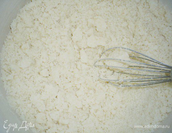 К полученной массе добавить ванилин, муку и соду. Перемешать до однородности.