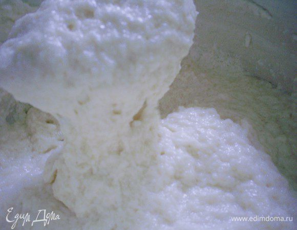 Добавить манку, тщательно перемешать.