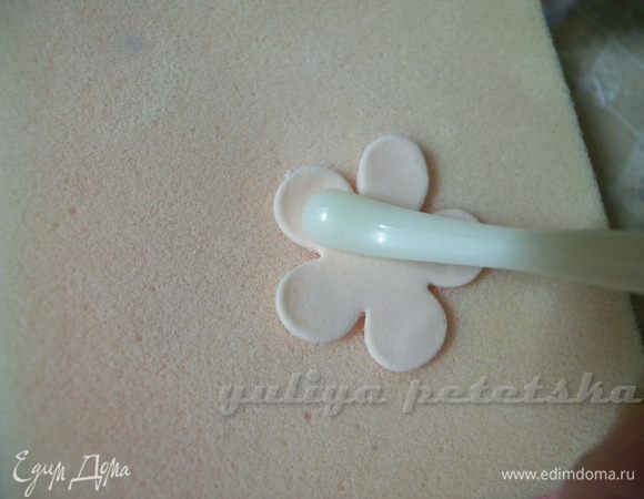 ... Нажимаем чем нибудь кругленьким (видела некоторые делают это стеклянным ртутным градусником - не рекомендую :-)