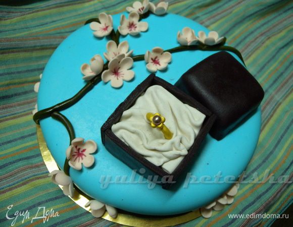 Цепляем цветочки на торт - клеим на капельку воды. И вот такая красота получилась. 