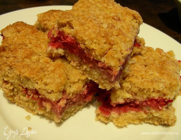 Теплым он у меня был крамблообразной текстуры. Можно на нем наметить разрезы, когда он еще теплый. А вот если ему дать полностью остыть, а затем на пару часиков отправить в холодильник, то он там отлично застывает и потом хорошо держит форму и легко режется. Приятного аппетита))