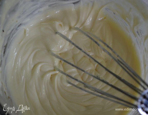 Смешать слив.масло,сахар.песок,сливоч.сыр ,желток и лимон.сок ,экстракты и соль вместе до единой массы. На сред.скорости миксером.