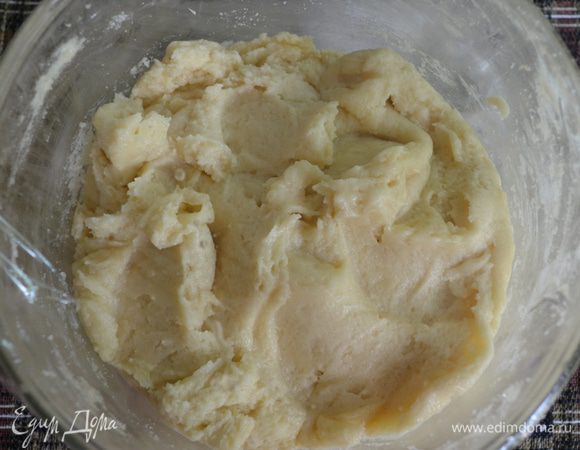 Добавить муку,перемешать все вместе.Выложить в пищев.пленку и положить в холодильник на 1час.