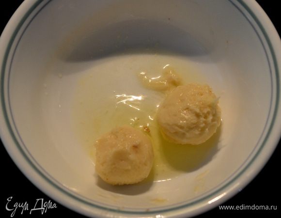 Подготовим противни,выстелим пергамент для выпечки.
Белок перемешаем и выложим на блюдо,измельченные орехи в другое блюдо.
Достанем тесто из холодильника,Чайной ложкой подбираем тесто для небольшого шарика,желательно делать так ,чтоб печенье было на один укус.
Пальчиками помогаем выкатываем шарик окунаем сначала в белок , а затем в орехи.Затем выкладываем на противень.