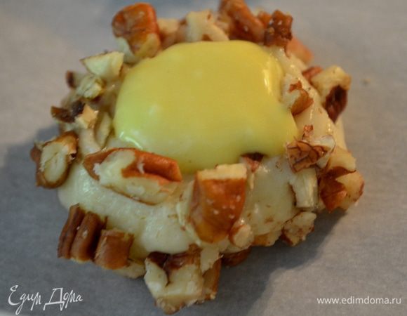 Выкладываем в углубление 1 ч.л лимон.начинки.Итак проделываем с каждым шариком,печенье выкладываем на расстояние друг от друга,оно при выпечке вытянется в диаметре.Поэтому шарики должны быть оч.маленькими примерно в 1см.