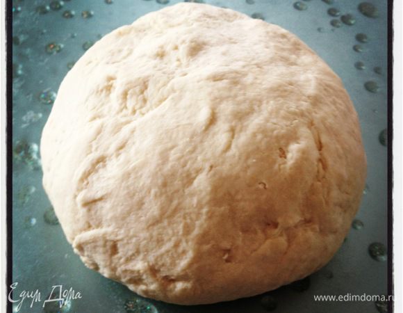 Смешиваем все ингредиенты для теста вместе. Муку варьируйте по ситуации. Вымешивать тесто нужно минут 10 и до момента, когда оно перестанет липнуть к рукам. Убираем на час в холодильник. 