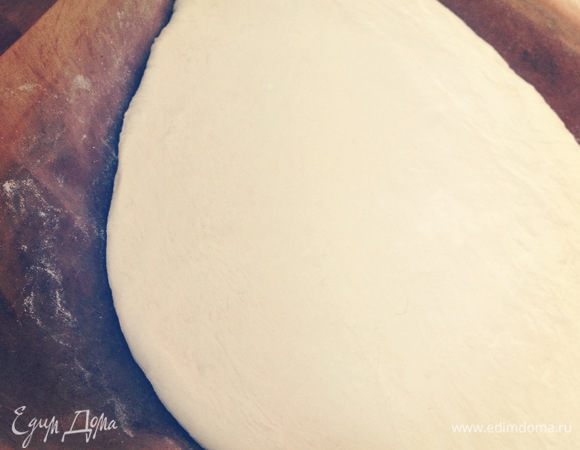 Достаём тесто и делим его на 2 части. Данного кол-ва хватает на 2 пиццы. Тесто раскатываем также на ваше усмотрение. Если не любите тонкое, то сильно не усердствуйте) 