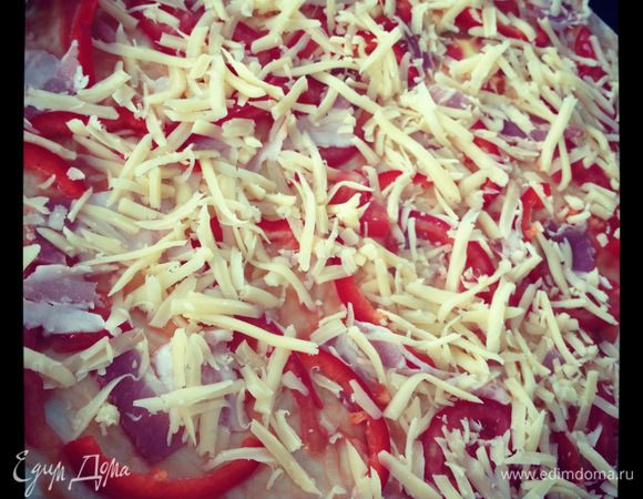 Далее смазываем нашу заготовку соусом из горчицы и майонеза и кладём начинку)