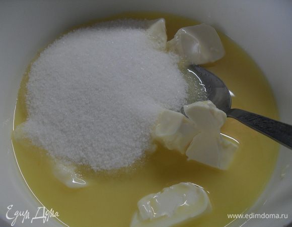 Сахар растираем с размягчённым маргарином добела. Добавляем желтки и продолжаем взбивать. Просеиваем муку  и разрыхлитель и добавляем в тесто, тщательно перемешиваем. Взбиваем охлаждённые белки со щепоткой соли. Постепенно аккуратно примешиваем белки  к тесту. Тесто должно получиться лёгким, воздушным.
Формочки смазываем маслом, наполняем тестом на 2/3 формы. Ставим в разогретую духовку до 180 градусов на 30 - 40 минут.
Во вторую часть теста я добавила какао - порошок.