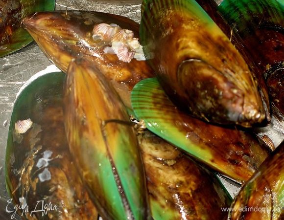 Собственно для мидий нам нужны только мидии, которые мы сначала промываем, потом бросаем в холодную воду, доводим до кипения – они всплывают, раскрываются – значит, готовы. Напомню, что в пищу пригодны только живые мидии. Если они закрыты, все супер – берем. Если они открыты и не реагируют на воду или постукивание – нам такие не нужны.