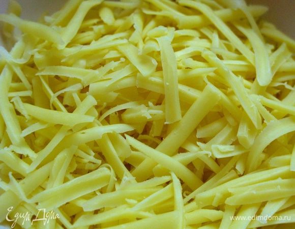 Небольшой кусочек сыра трем на крупной или мелкой терке (кому как нравится).
