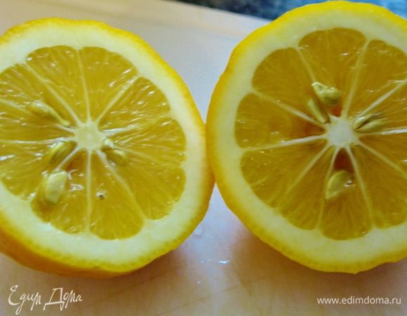 Лимон режем пополам, одну из половинок делим еще на четыре части (подадим к мидиями), другую не трогаем (выжмем в пасту).