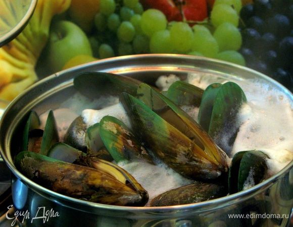 Теперь отвариваем мидии. Ужасно грустные процесс, особенно когда они жалобно побулькивают по ходу того, как вода нагревается :( По факту мидии не нуждаются в долгой варке, потому что они становятся резиновые. Буквально доводим до кипения и снимаем с плиты.