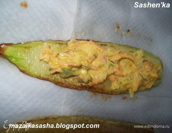 Кабачки режем вдоль на пластины толщеной 0,5 см. Обжариваес двус сторон на растительном масле. НЕ СОЛИМ. Выкладываем на салфетку, что бы стекло лишнее масло. Кабачки надо охладить. На холодные кабачки выкладываем начинку и сворачиваем в рулет. Края скрепляем зубочистками.