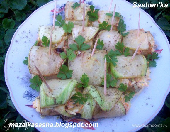 Посыпаем зеленью. Слекка солим, перчим.