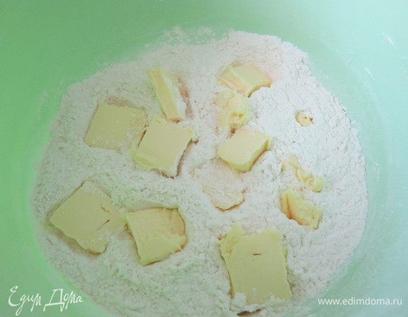 Муку просеять с разрыхлителем, добавить сливочное масло, охлажденное и нарезанное кусочками.