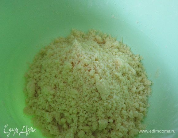 Смешать муку и сливочное масло до состояния крошки