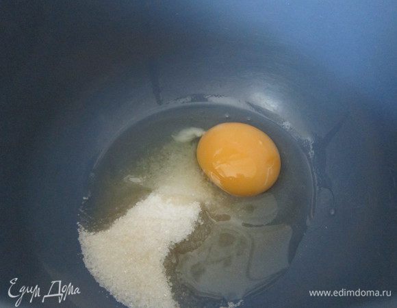 Яйцо растереть с сахаром и солью.