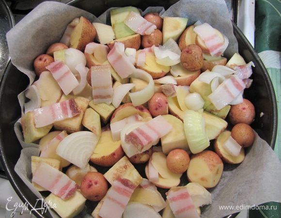 Все выложить в емкость, застеленную пекарской бумагой, посолить, поперчить, выложить сало и сбрызнуть все оливковым маслом. Ставим в духовку, разогретую до 180°C, на 45–50 мин, до готовности овощей.