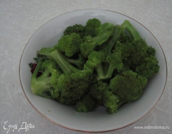 Отварить брокколи в подсоленой воде в течении 7-8 минут. Воду слить, капусту остудить.