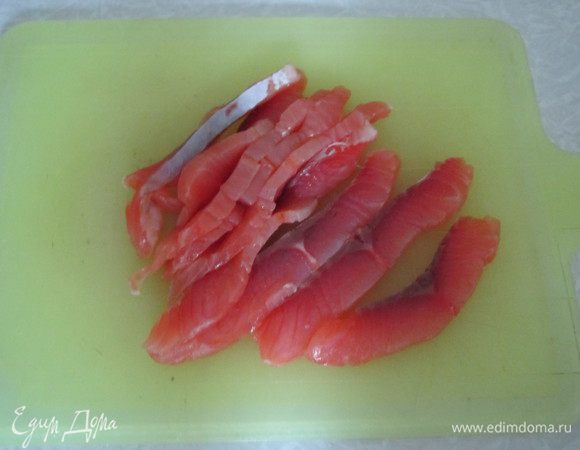 Форель очистить от кожи и нарезать полосками.