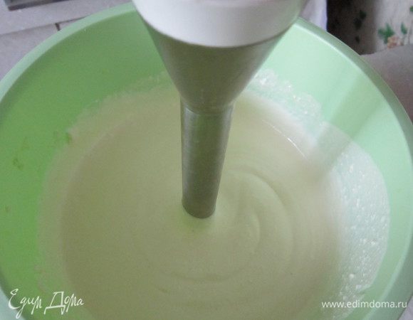 Творог протереть через сито, добавить сметану, яйца и взбить блендером.