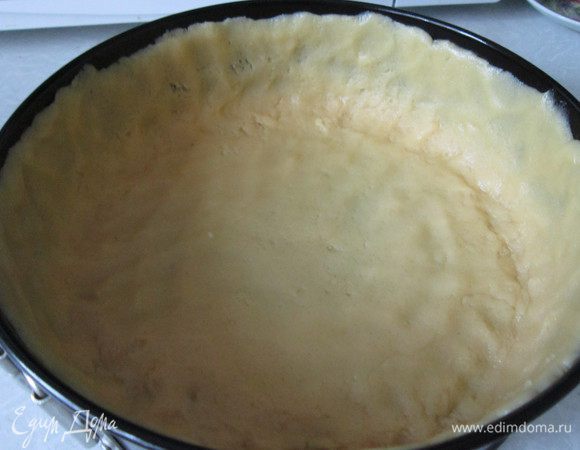 Разъемную форму (Ф22 см) смазать сливочным маслом. Охлажденное тесто раскатать, перенести в форму и распределить по ней, выполнив бортики высотой 4-5 см.