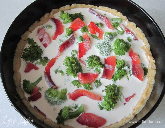 Выложить в форму брокколи, форель, залить творожной смесью, поперчить. Прижать выступающие бортики пальцами до начинки.