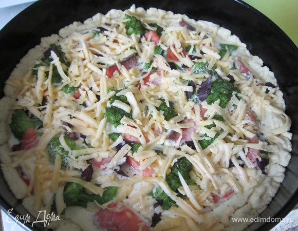 Посыпать подготовленный пирог листочками базилика и сыром. Выпекать в течении 35-40 минут при температуре 180 градусов. Угощайтесь!