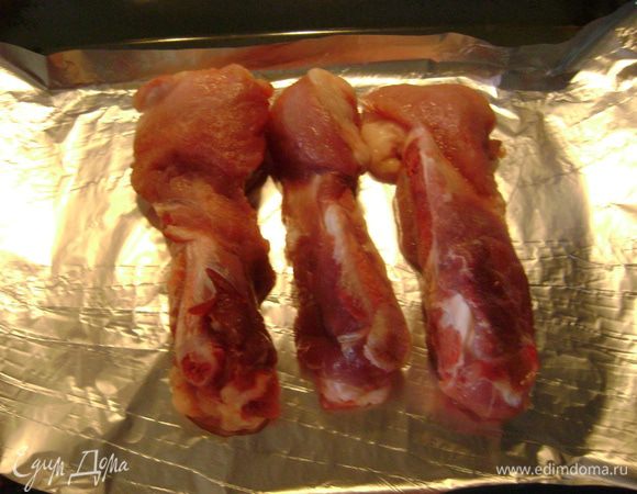 Нагреть духовку до 190 гр. Свиные ребрышки помыть, уложить в фольгу, посолить и, плотно завернув, отправить в духовку на 45 мин.