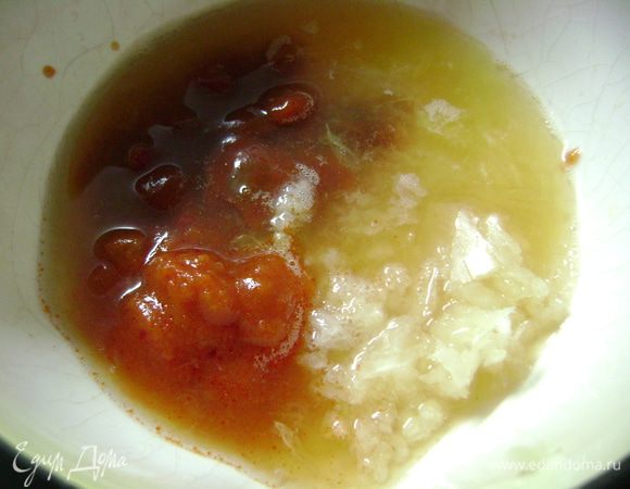 Смешать кетчуп, апельсиновый сок, сахар, уксус, томатный соус и чеснок. 