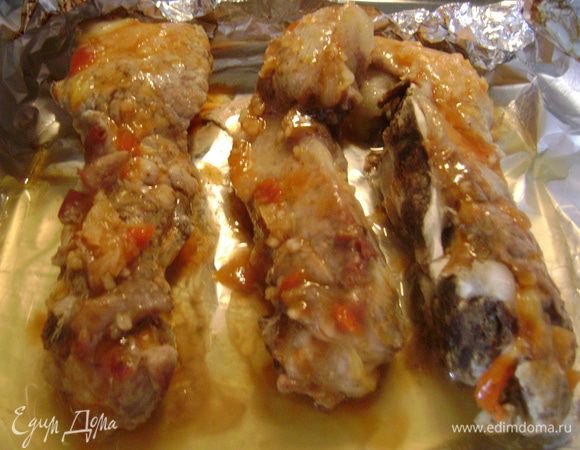 Открыть фольгу, полить половиной соуса ребрышки.