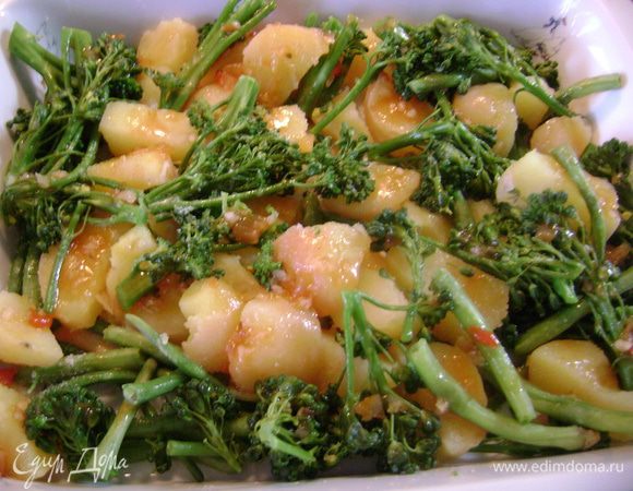 Картофель, фасоль и брокколи сложить в огнеупорную форму, полить оставшимся соусом, добавив в него горчицу. 