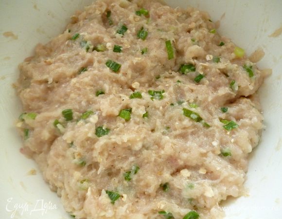 Фарш хорошо перемешать и слегка отбить. Поставить в холодильник на 30-40 минут.