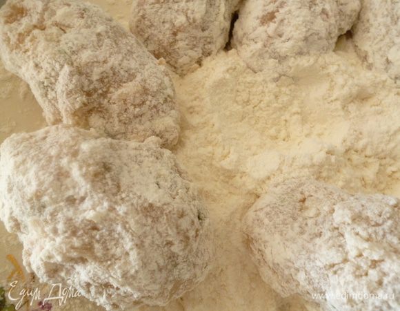 Формуем котлетки, затем обвалять их со всех сторон в муке.