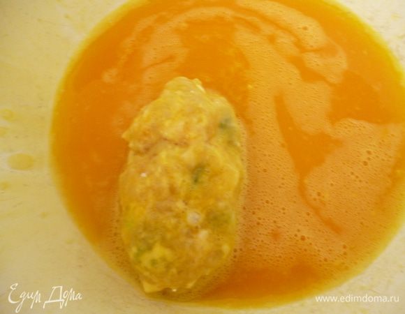 Два яйца взбить венчиком с щепоткой соли и перца. Опускаем в яичную смесь каждую котлетку по очереди.