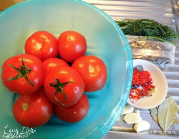 Приготовить все ингредиенты к посолу:
помидоры и зелень вымыть, чеснок почистить, острый перчик очистить от семян и мелко нарезать.
