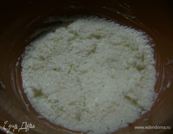 Кокосовую стружку смешать с йогуртом и оставить на час (а лучше на ночь).
