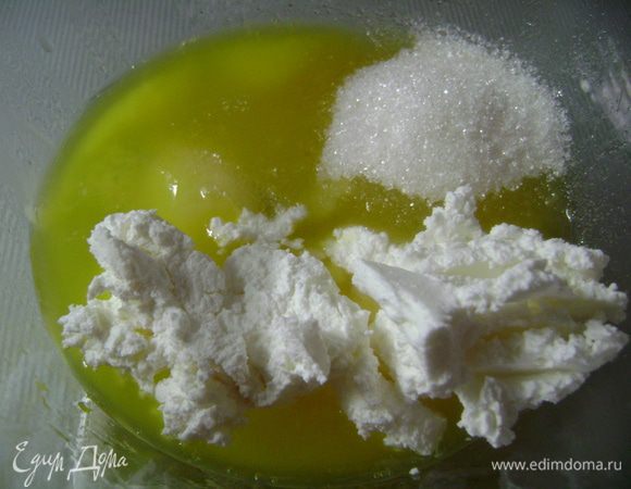 Для теста сливочное масло растопить, добавить к нему, яйцо, сахар, творог, перемешать.