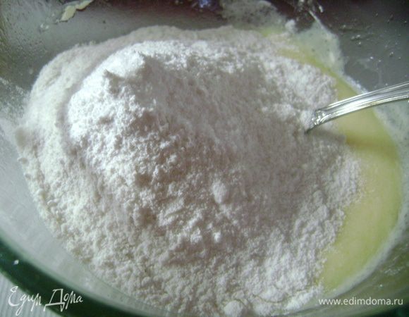 Смешать муку с разрыхлителем, солью и всыпать в масляную смесь. 
