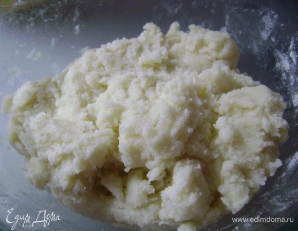 Замесить тесто, которое получается довольно мягким. 
Духовку разогреть до 180 гр. 