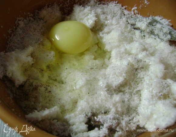 К йогуртно-кокосовой стружке добавить творог, яйцо, сахар и ванильный сахар, тщательно перемешать.