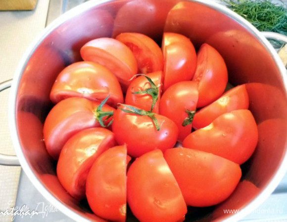 В кастрюлю плотно выложить помидоры.