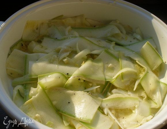 Кабачки нарезать тонкими полосками. Я делаю это с помощью овощечистки.