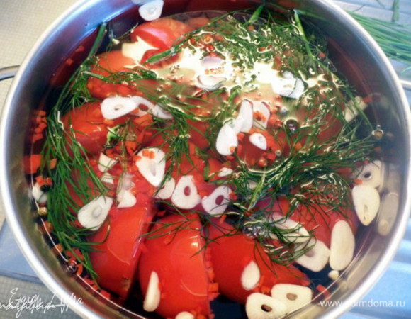 Аккуратно вылить горячий рассол в помидоры и выложить сверху вторую половину зелени.