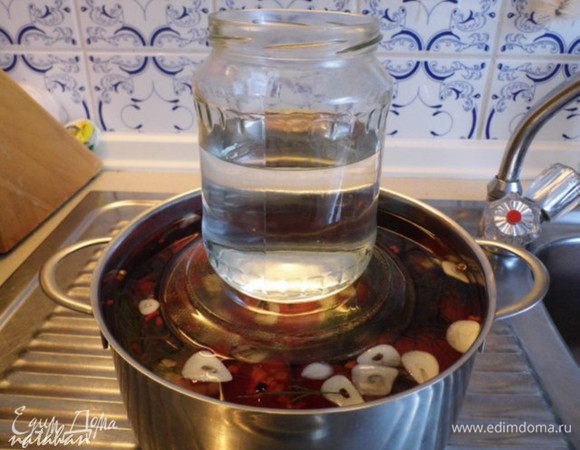 Для "груза" сверху на помидоры положить тарелочку, а на неё поставить банку с водой.