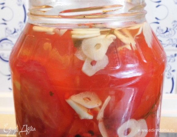 Переложить Помидоры малосольные в банку, залить рассолом из кастрюли, закрыть крышкой и поставить ее в холодильник.