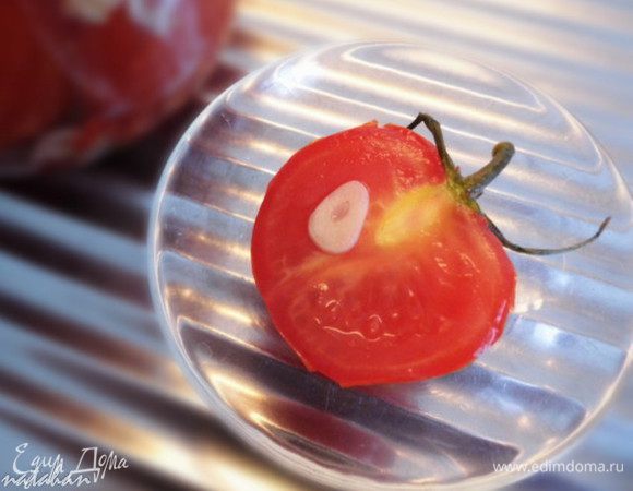 Оставшиеся в кастрюле помидоры положить на блюдечко и посмаковать-попробовать. Приятного аппетита!  (Их осталось 3, но хоть одну "отбила" для фото, которая после щелчка затвора фотоаппарата была мгновенно уничтожена...)